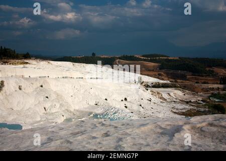 Pamukkale au coucher du soleil, terrasses de fritte Turquie Banque D'Images