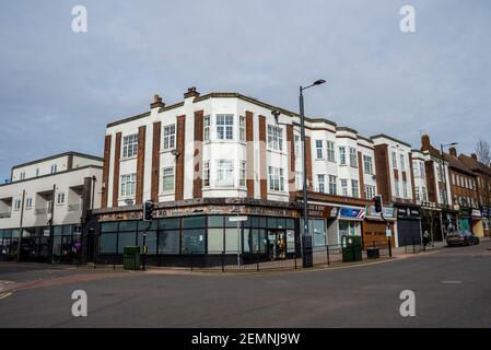 Architecture de propriété dans Hamlet court Road, Westcliff on Sea, Essex, Royaume-Uni, qui est à l'origine une rue de détail de l'époque édouardienne. Coin art déco Banque D'Images