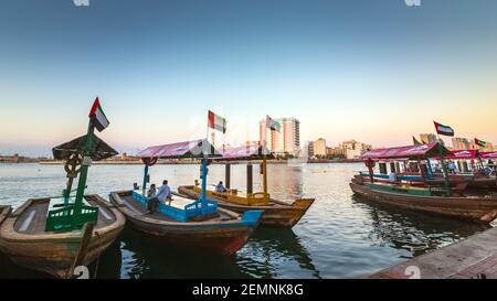 Dubaï, Émirats arabes Unis, 3 janvier 2021 : vue sur Dubai Creek. Bateaux et ferries d'Abra sur la baie de Creek à Dubaï. Célèbre destination touristique aux Émirats Arabes Unis Banque D'Images