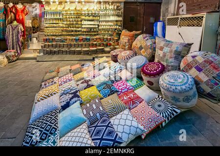 Le bazar de style arabe traditionnel à Dubaï Old Souq, DUBAÏ Émirats arabes Unis. Banque D'Images