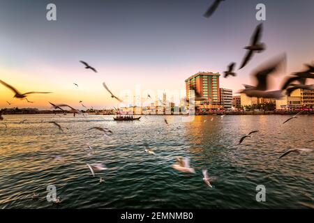 Dubaï, Émirats arabes Unis, 3 janvier 2021 : vue sur Dubai Creek. Bateaux et ferries d'Abra sur la baie de Creek à Dubaï. Célèbre destination touristique aux Émirats Arabes Unis. Banque D'Images