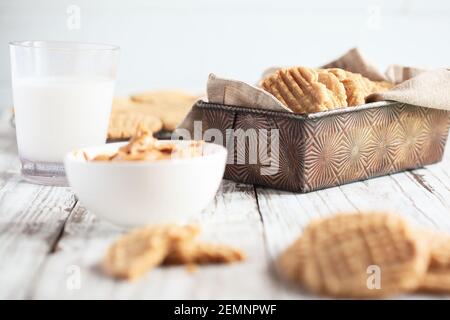 Petits gâteaux frais au beurre d'arachide faits maison. Mise au point sélective sur les cookies dans un panoramique antique au centre avec un premier plan et un arrière-plan flous. Banque D'Images