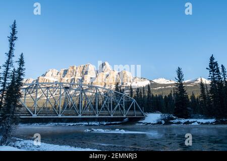 Vue magnifique sur Castle Mountain, situé dans le parc national Banff, dans les Rocheuses canadiennes Banque D'Images