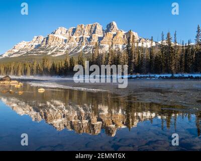 Vue magnifique sur Castle Mountain, situé dans le parc national Banff, dans les Rocheuses canadiennes Banque D'Images