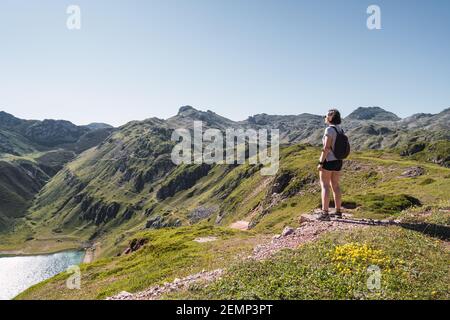 Femme insouciante regardant le paysage se tenant sur le sommet de la montagne À Lagos de Saliencia- Asturies- Espagne Banque D'Images