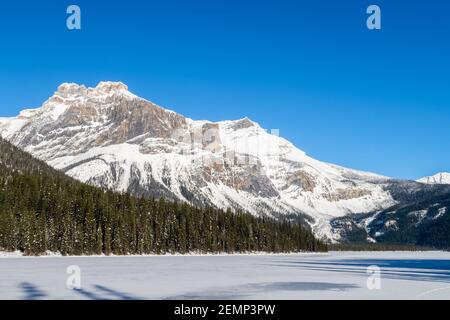 Belle vue sur la montagne au lac Emerald, dans le parc national Yoho, Canada Banque D'Images