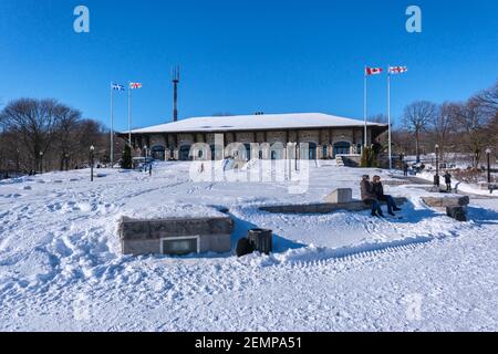 Montréal, CA - 4 février 2021 : Chalet Mont-Royal situé près du sommet du Mont-Royal à Montréal. Banque D'Images