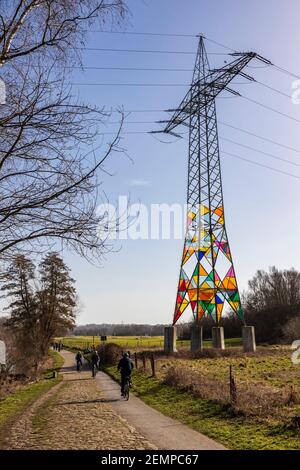 Leuchtturm, phare, pylône électrique avec panneaux en plexiglas colorés conçus par A. Hwang, J. Hae-Ryan et P. Chung-Ki, Essen, Allemagne Banque D'Images