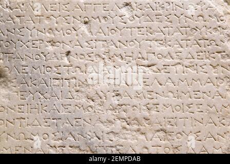 Sébastopol, Crimée - 31 janvier 2021 : fragment d'une dalle de marbre avec un texte sculpté de l'ancien serment grec d'un citoyen de Chersonesos Banque D'Images