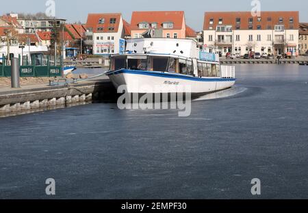 24 février 2021, Mecklembourg-Poméranie occidentale, Waren (Müritz) : le port de la ville de Müritz est recouvert de glace foncée, les navires à passagers sont amarrés. Malgré les températures douces pendant plus d'une semaine, une couverture de glace fermée arrête toujours toute navigation sur le Müritz, le plus grand lac intérieur d'Allemagne avec une superficie de 117 kilomètres carrés. Photo: Bernd Wüstneck/dpa-Zentralbild/ZB Banque D'Images