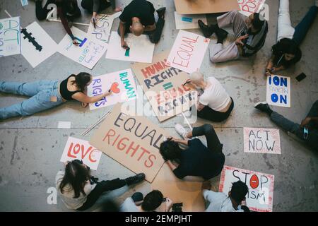 Directement au-dessus des activistes hommes et femmes préparant des affiches pour mouvement social Banque D'Images