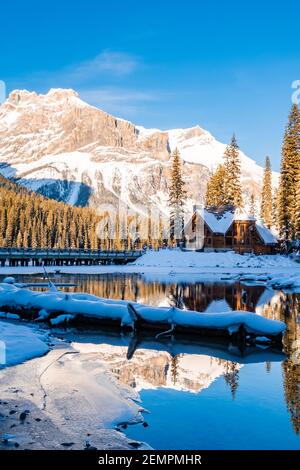 Belle vue sur Emerald Lake Lodge dans le parc national Yoho, Canada Banque D'Images