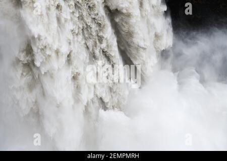 L'eau plonge avec une force extrême sur une chute d'eau pendant un Inondation créant une vision du pouvoir à Snoqualmie Falls in King County dans l'État de Washington Banque D'Images