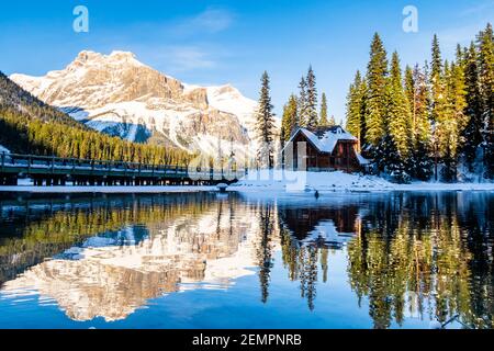 Belle vue sur Emerald Lake Lodge dans le parc national Yoho, Canada Banque D'Images