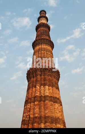 Qutab Minar le plus haut minaret en briques situé dans le complexe Qutab Aurobindo Marg près de Mehrauli, à 14 km au sud de Connaught place, Delhi Banque D'Images