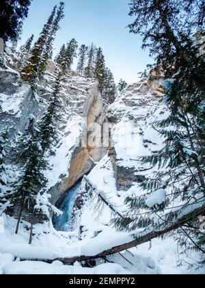 Belle vue sur les chutes gelées de Hamilton dans le parc national Yoho, Canada Banque D'Images