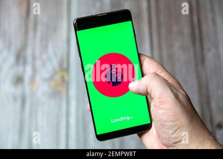 Un téléphone mobile ou mobile détenu par un Main avec l'application de football Premier League ouverte à l'écran Banque D'Images