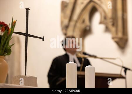 Erfurt, Allemagne. 25 février 2021. Une croix de clous se tient au service commémoratif des 247 victimes d'un attentat à la bombe sur le monastère d'Augustinien le 25 février 1945. Deux nouvelles croix de clous sont également présentées au service commémoratif, après que l'ancien ait été volé en juillet dernier dans des circonstances encore inexpliquées. Credit: Michael Reichel/dpa-Zentralbild/dpa/Alay Live News Banque D'Images