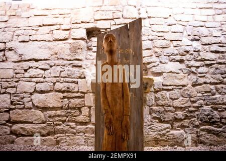 Erfurt, Allemagne. 25 février 2021. Une sculpture dans la « place du silence » commémore les 247 victimes d'un attentat à la bombe contre le monastère d'Augustinien le 25 février 1945. Deux nouvelles croix d'ongles seront également présentées au service commémoratif d'aujourd'hui, après que l'ancien ait été volé en juillet dernier dans des circonstances encore inexpliquées. Credit: Michael Reichel/dpa-Zentralbild/dpa/Alay Live News Banque D'Images