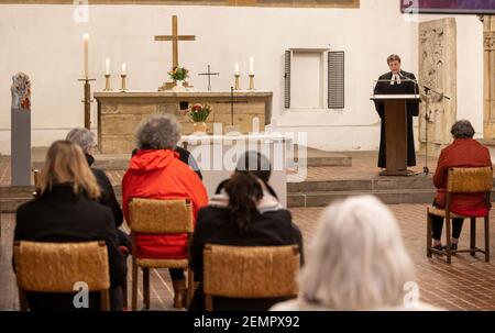 Erfurt, Allemagne. 25 février 2021. Le pasteur Bernd Prigge s'exprime au service commémoratif des 247 victimes d'un attentat à la bombe contre le monastère d'Augustinien, le 25 février 1945. Deux nouvelles croix d'ongle seront également présentées au service commémoratif, après que l'ancien a été volé en juillet dernier dans des circonstances encore inexpliquées. Credit: Michael Reichel/dpa-Zentralbild/dpa/Alay Live News Banque D'Images