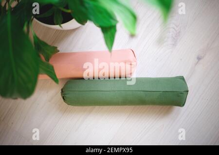 rouleaux de sport multicolores pour un massage du dos et du cou. Banque D'Images