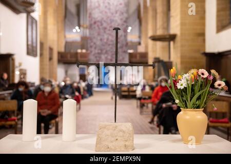 Erfurt, Allemagne. 25 février 2021. Une croix de clous se tient au service commémoratif des 247 victimes d'un attentat à la bombe sur le monastère d'Augustinien le 25 février 1945. Deux nouvelles croix de clous sont également présentées au service commémoratif, après que l'ancien ait été volé en juillet dernier dans des circonstances encore inexpliquées. Credit: Michael Reichel/dpa-Zentralbild/dpa/Alay Live News Banque D'Images