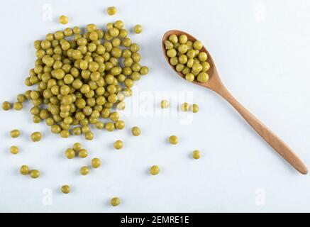 Vue de dessus. Pile d'olives vertes marinées Banque D'Images