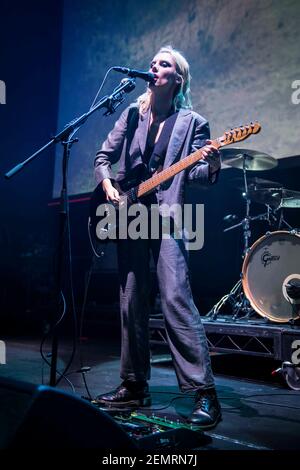 Ellie Rowsell de Wolf Alice se produit en direct aux Q Awards 2018 au Roundhouse, Camden, Londres. Date de la photo: Mercredi 17 octobre 2018. Le crédit photo devrait se lire: David Jensen Banque D'Images