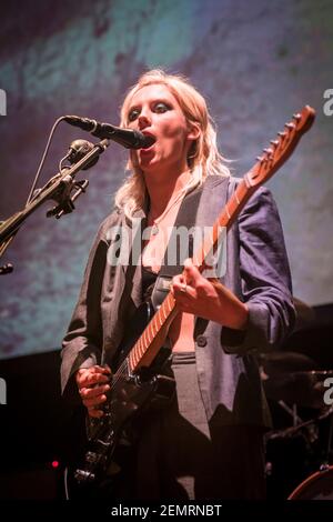 Ellie Rowsell de Wolf Alice se produit en direct aux Q Awards 2018 au Roundhouse, Camden, Londres. Date de la photo: Mercredi 17 octobre 2018. Le crédit photo devrait se lire: David Jensen Banque D'Images