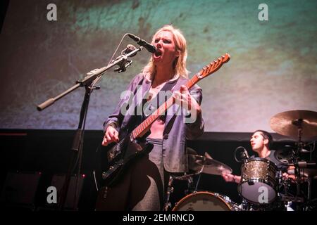 Ellie Rowsell de Wolf Alice se produit en direct aux Q Awards 2018 au Roundhouse, Camden, Londres. Date de la photo: Mercredi 17 octobre 2018. Le crédit photo devrait se lire: David Jensen Banque D'Images