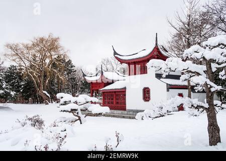 Vue d'hiver sur un pavillon chinois dans le jardin botanique de Montréal Banque D'Images