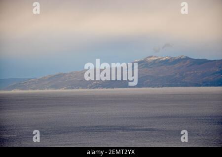 Vue d'hiver sur la montagne Ucka depuis la baie de Kvarner. Brume sur la montagne Ucka dans la baie de Kvarner, Croatie Banque D'Images