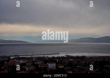 Vue d'hiver sur la montagne Ucka depuis la baie de Kvarner. Brume sur la montagne Ucka dans la baie de Kvarner, Croatie Banque D'Images