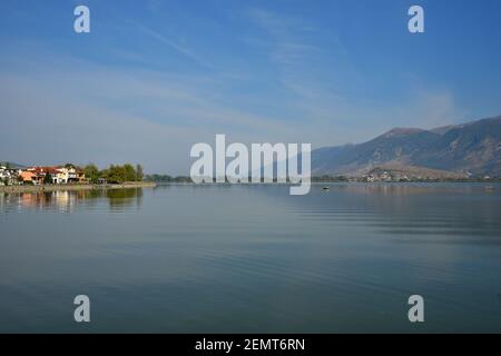 Paysage avec vue panoramique sur le lac de Pamvotis à Ioannina, Epirus Grèce. Banque D'Images