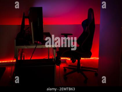 Lumière ambiante rouge LED moderne autour de l'ordinateur de jeu à la maison. Décoration d'intérieur. Banque D'Images