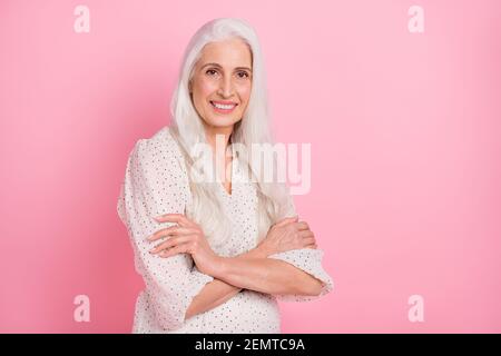 Portrait d'attrayante gaie et saine brillance grise-cheveux femme repliée bras isolé sur fond rose pastel Banque D'Images