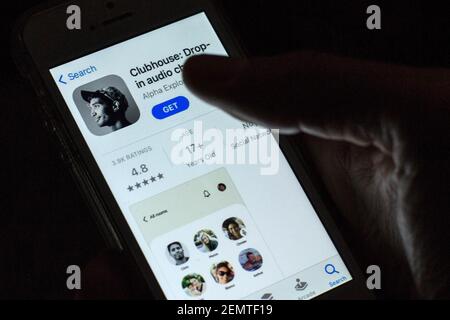 Barcelone, Catalogne, Espagne. 25 février 2021. Dans cette illustration, une application Clubhouse vue sur un smartphone. Credit: Thiago Prudencio/DAX/ZUMA Wire/Alay Live News Banque D'Images