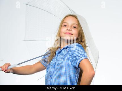 Meilleur concept d'accessoire d'automne. Chute pluie temps agréable. Fille enfant prêt à rencontrer le temps d'automne avec un parapluie transparent fond blanc. Profitez des jours de pluie avec l'accessoire parapluie. Profitez du temps de l'automne. Banque D'Images