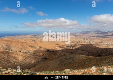 Belle vue de Fuerteventura, îles Canaries, Espagne. Fuerteventura est une île venteuse et le paysage ici est beau, intéressant et unique. Banque D'Images