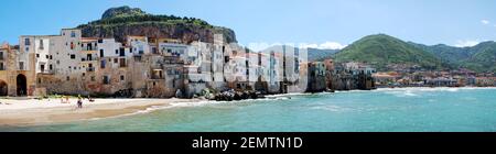 Vue panoramique sur la ville historique de Cefalu sur Sicilia depuis le bord de mer, Italie Banque D'Images