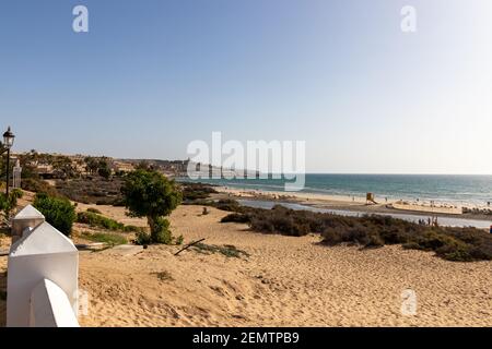 Vue sur l'océan sur la plage de Costa Calma. Belle vue sur la mer, les vagues, les falaises, la plage et la ville de Playa de Costa Calma - îles Canaries Fuerteventura Banque D'Images