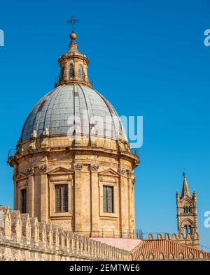 Vue panoramique sur le Dôme et le clocher de la cathédrale de Palerme. Palerme, Sicile, Italie Banque D'Images