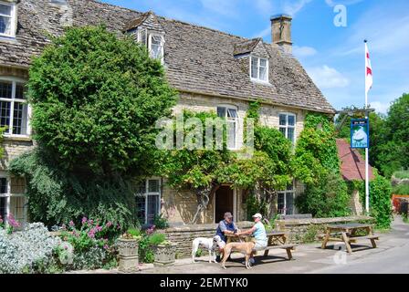 The Swan Inn, Swinbrook, Oxfordshire, Angleterre, Royaume-Uni Banque D'Images