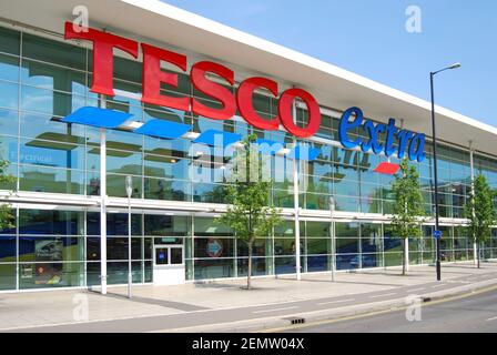 Supermarché Tesco Extra Store, rue Wellington, Slough, Berkshire, Angleterre, Royaume-Uni Banque D'Images