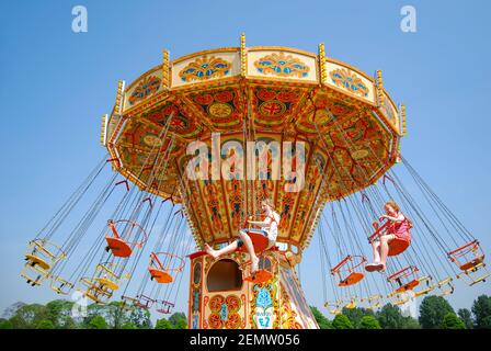 Balançoire fairground ride au Royal Windsor Horse Show, Home Park, Windsor, Berkshire, Angleterre, Royaume-Uni Banque D'Images