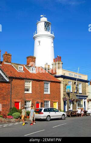 Période colorée cottages et le phare, à l'est vert, Southwold, Suffolk, Angleterre, Royaume-Uni Banque D'Images