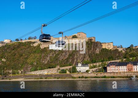 Le téléphérique au-dessus du Rhin jusqu'à la forteresse Ehrenbreitstein À Koblenz Banque D'Images