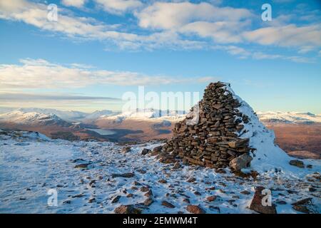 Le sommet massif cairn sur le Corbett Meall Dubh, dans les Highlands du Nord-Ouest, en Écosse Banque D'Images