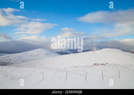 En regardant vers la Corbett Geal Charn de Meall na h-Eilde, Écosse Banque D'Images