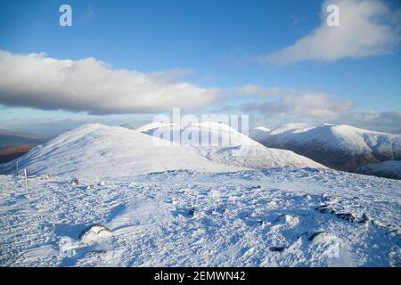 En regardant le Corbett Meall na h-Eilde du Corbett Geal Charn à Lochaber, Écosse. Banque D'Images